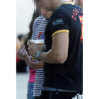 Varios jóvenes beben alcohol durante una fiesta.