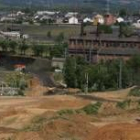 Imagen de las obras del nuevo puente sobre el río Sil, con la antigua térmica de la MSP detrás