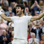 Carlos Alcaraz se mete en la final de Wimbledon después de ofrecer una exhibición. TOLGA AKMEN