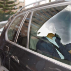 El expresidente valenciano y exministro Eduardo Zaplana, en el coche de la UCO. MORELL