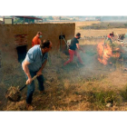 Vecinos de Robledillo (Ávila) y de pueblos cercanos colaboran en las labores de extinción del incendio. RAÚL SANCHIDRIÁN