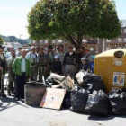 Los pescadortes, con la basura sacada del cauce.