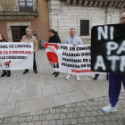 Trabajadores en huelga de los servicios de limpieza, a las puertas del Ayuntamiento, donde se celebraba Pleno. L. DE LA MATA