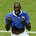 Balotelli celebra el primero de los dos goles que le endosó a Alemania.