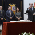 Herrera se dirige a los invitados a su toma de posesión después de jurar su cargo por quinta vez, ayer, en las Cortes.