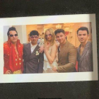 Detalle de la foto enmarcada de la boda de Joe Jonas y Sophie Turner, con el Elvis Presley que ofició la ceremonia y Kevin y Nick Jonas.