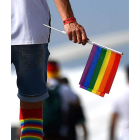 Un hombre luce símbolos LGTBI ayer, en Budapest. LUKAS BARTH-TUTTAS