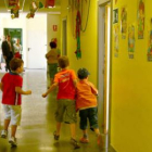 La Junta está ampliando el colegio. En la fotografía, varios alumnos a la salida de clase.