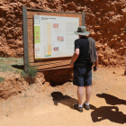 Turistas ante uno de los paneles informativos en el interior del paraje de Las Médulas. L. DE LA MATA
