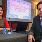 La sexóloga Diana González Robles poco antes de empezar la charla junto al doctor García Porrero, fundador de la Asociación Leonesa para la Prevención Cardiaca. RAMIRO