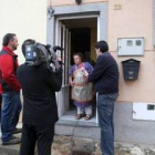 La madre de la víctima atiende a la prensa tras la agresión el miércoles