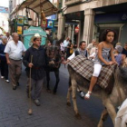 Los arrieros y los peregrinos salen de la plaza Mayor.