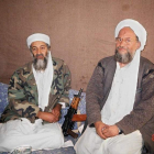 El líder de Al Qaeda junto a Osama Bin Laden en una imagen de archivo. AUSAF NEWSPAPER