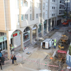 Vista de la calle Ave María donde se produjo la avería al pinchar la máquina que se ve al fondo la tubería del gas. L. DE LA MATA