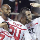 El delantero malí del Sevilla Frederic Kanouté celebra su gol, el tercero de su equipo.