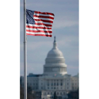 El Capitolio en Washington, con una bandera de los Estados Unidos en primer término.
