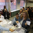 Momento de la votación, el pasado viernes, en la sede leonesa del Partido Popular. MARCIANO
