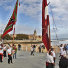 Los 45 pendones portados por una comitiva de 350 leoneses tomaron el Muro de la playa de San Lorenzo. ALBERTO MORANTE