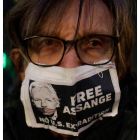 Una manifestante pide la liberación de Assange. STEPHANIE LECOCQ