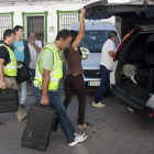 Miembros de la Policía Científica tras recoger pruebas en el domicilio.