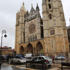 Los coches de policía ante la Catedral