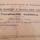 Arriba, Josep Sala con su nieto durante la celebración del centenario en 2019. Documentos y cartas que acreditan su paso por el campo de concentración de San Marcos-Santa Ana de León y una foto de su etapa de soldado. FAMILIA SALA