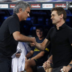 El entrenador del Madrid, José Mourinho, saluda al técnico del Barcelona, Tito Vilanova, momentos antes del inicio del partido de vuelta de la Supercopa.