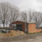 Una construcción ocupa parte del terreno cuya expropiación se ha aprobado.