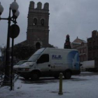 La plaza Mayor de La Bañeza presentaba ayer una estampa inusual, cubierta con un fino manto de nieve