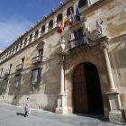 Vista exterior del Palacio de los Guzmanes, donde se asienta la Diputación de León. RAMIRO