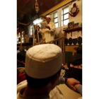 El imán dirige los rezos de la comunidad islámica de León en la mezquita del Crucero