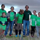 Gregorio Grande Martínez, con polo verde oscuro, junto a familiares y amigos colaboradores. DL