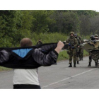 Un hombre habla con soldados ucranianos cerca de Slaviansk.