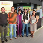 Teresa Gutiérrez (en el centro), con el equipo de comercio justo y las ganadoras del concurso.