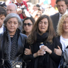 Loreto, la hija de Isabel Carrasco, acompañada de dos familiares