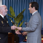 Ballesteros entrega a Jorge Zurita el bastón de mando. N. GALLEGO
