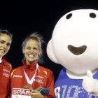 Nuria Fernández, izquierda, y Natalia Rodríguez en el podio tras la final de 1.500 metros.