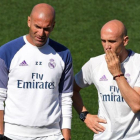 Zinedine Zidane y su segundo, David Bettoni, durante el entrenamiento de este viernes en la ciudad deportiva de Valdebebeas.