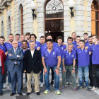 La plantilla, cuerpo técnico y junta directiva bañezana posa con el alcalde José Miguel Palazuelo. DL