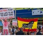 Protestas frente a la plaza Monumental de Barcelona.