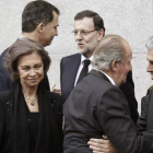 El rey Juan Carlos saluda a Adolfo Suárez Illana, en presencia de la reina Sofía, los Príncipes de Asturias, Felipe y Letizia, y el presidente del Gobierno, Mariao Rajoy.