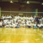Los participantes en el Torneo de voleibol posan con sus trofeos en la última jornada
