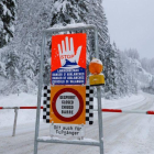 Una señal de advertencia de peligro de avalancha en una carretera cerrada después de fuertes nevadas cerca de Obertauern, Austria.