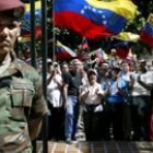 Funcionarios públicos opositores a Chávez llaman a sus colegas a sumarse a la huelga en Caracas