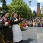 Los bailes regionales amenizaron la jornada de ayer, festiva en el barrio de El Ejido