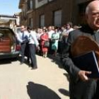 El secretario del cardenal en primer plano cuando sus familiares y amigos sacaban el féretro