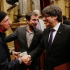 El 'president' Puigdemont saluda a Lluís Llach en el Parlament.