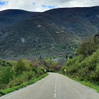 La carretera, que fue bacheada, en dirección al pueblo de Burbia (Vega de Espinareda), al fondo en en centro de la imagen. DL