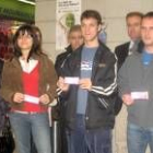 Lydia Álvarez, Ignacio Ferrao y Diego Álvarez muestran sus bonos para hacer la compra en el Mercado