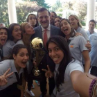 El 'selfie' de las 'guerreras' con el presidente del Gobierno, Mariano Rajoy